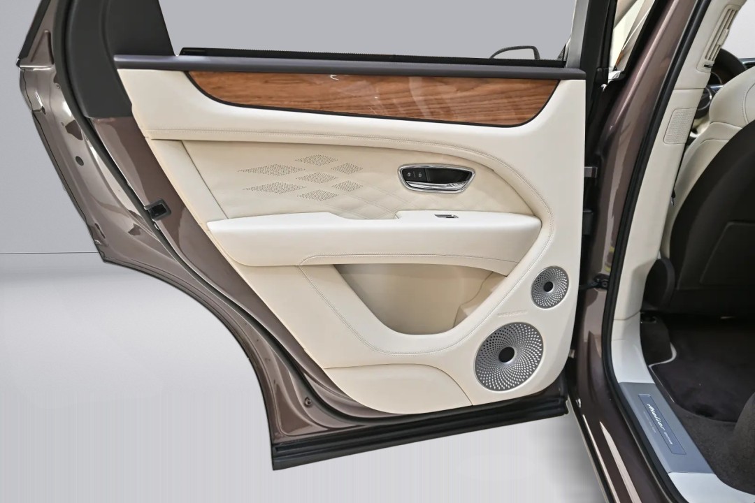 Bentley Bentayga Atelier Edition V6 Hybrid - foto 29