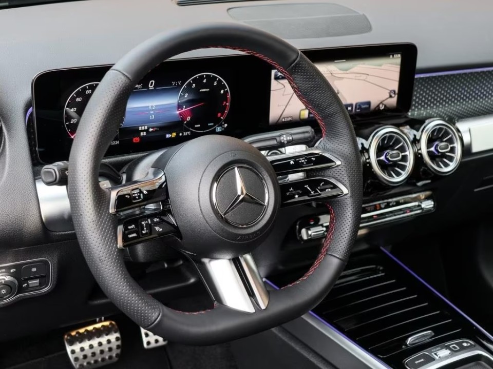 Mercedes-Benz GLB 220 4MATIC AMG (3)