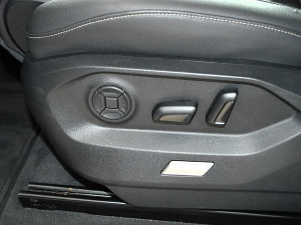 Volkswagen Touareg 3,0 V6 DSG 4Motion - foto 12