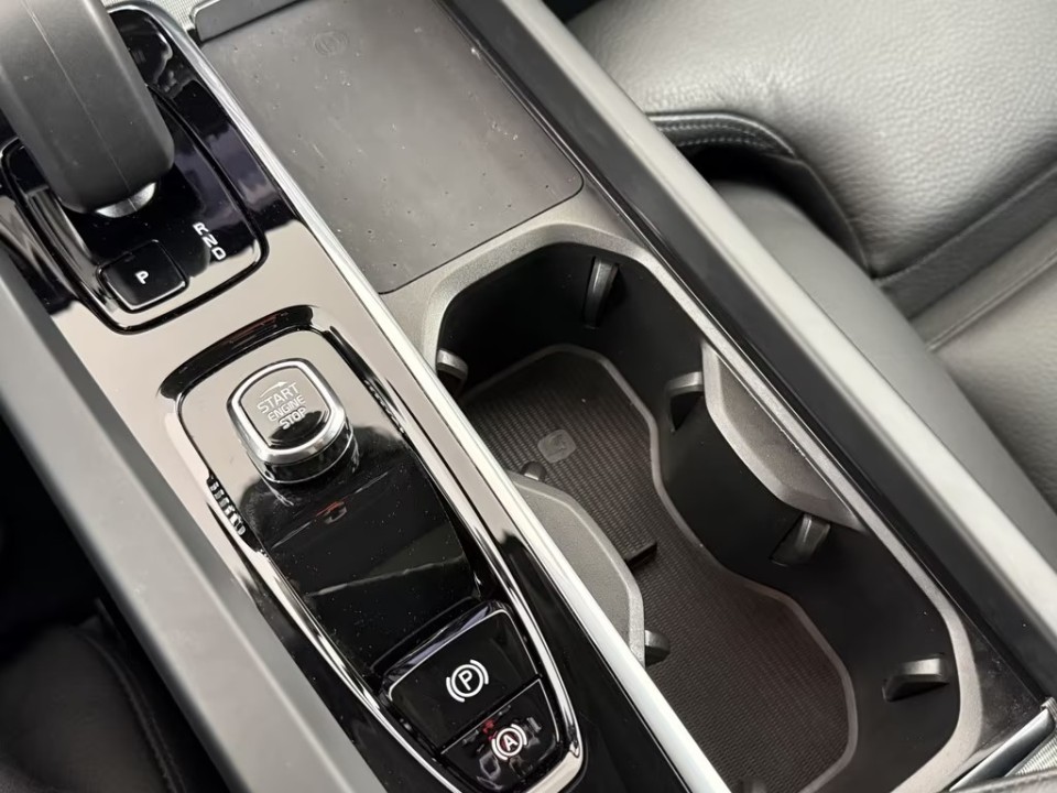 Volvo XC 60 T8 Plus Dark - foto 16