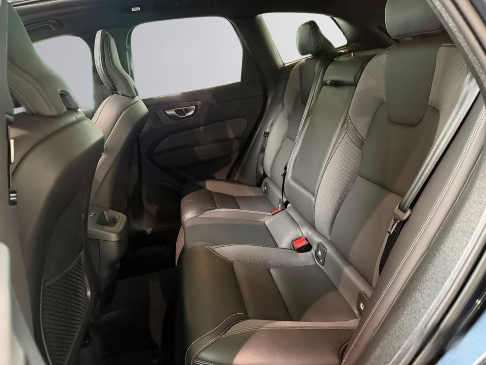 Volvo XC 60 B5 AWD Plus Black Edition - foto 31