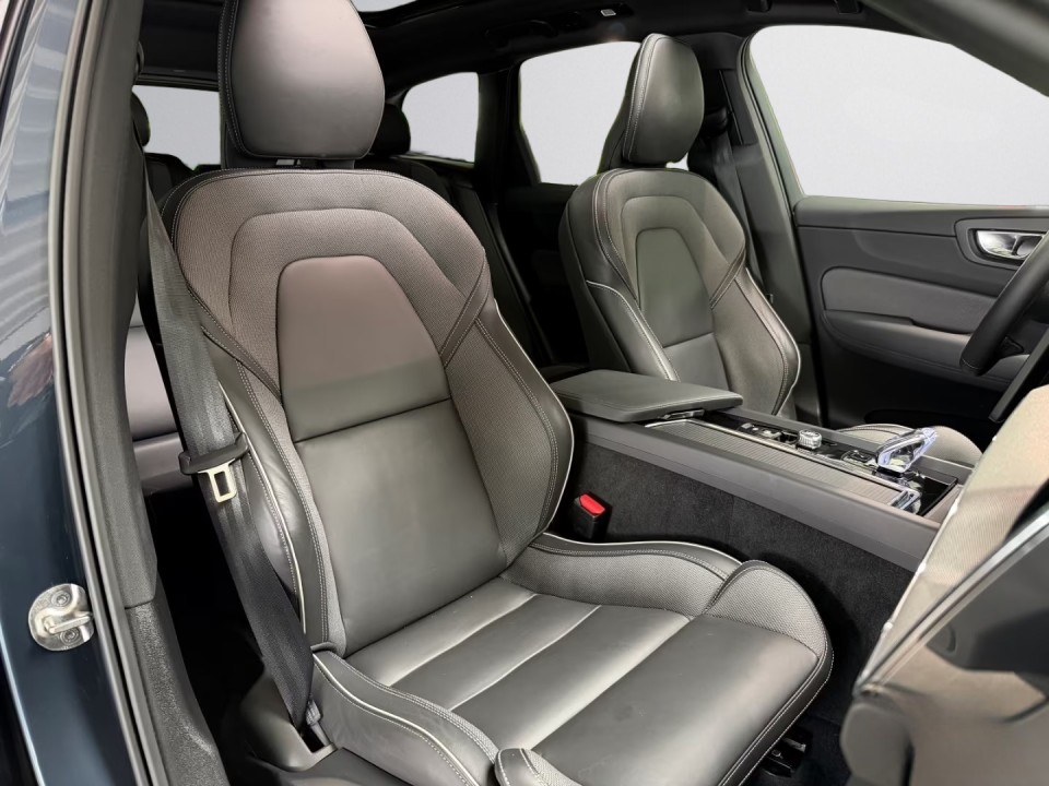 Volvo XC 60 B5 AWD Plus Black Edition - foto 16