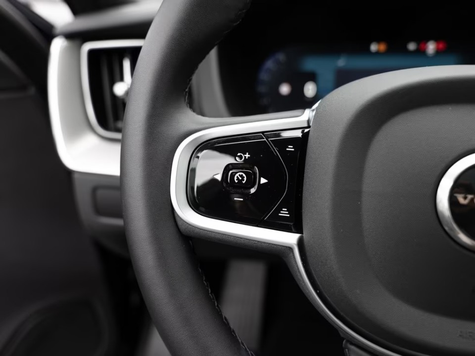 Volvo XC 60 T8 Plus Black Edition Recharge - foto 32