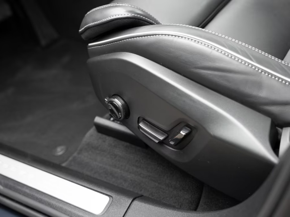 Volvo XC 60 T8 Plus Black Edition Recharge - foto 39