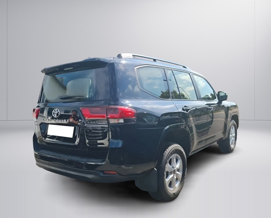 Toyota Land Cruiser 300 (2)