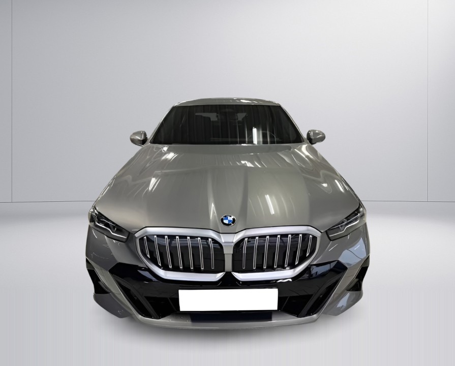 BMW Seria 5 520i M-Sport (2)