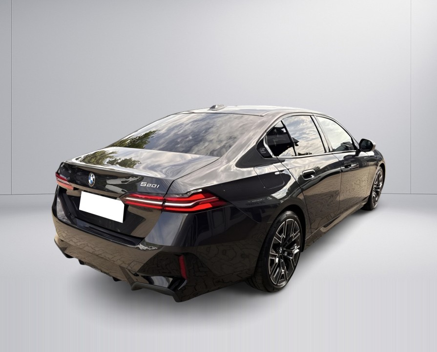 BMW Seria 5 520i M-Sport (4)