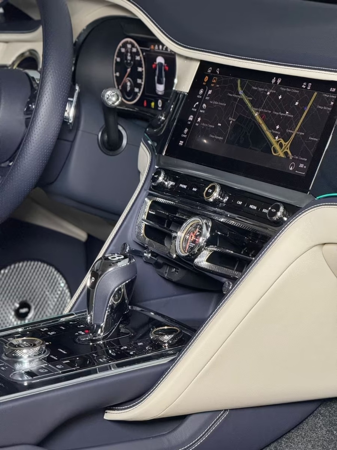 Bentley Flying Spur Azure V8 - foto 11