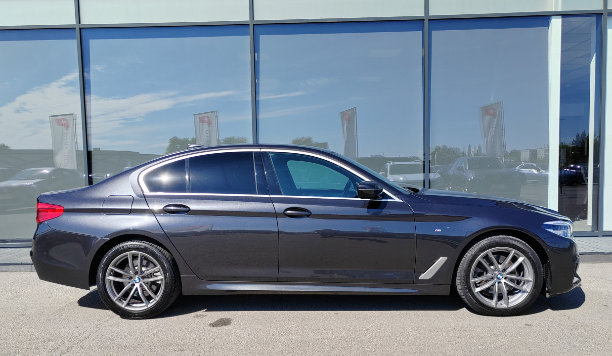 BMW Seria 5 520d xDrive M-Sport (2)