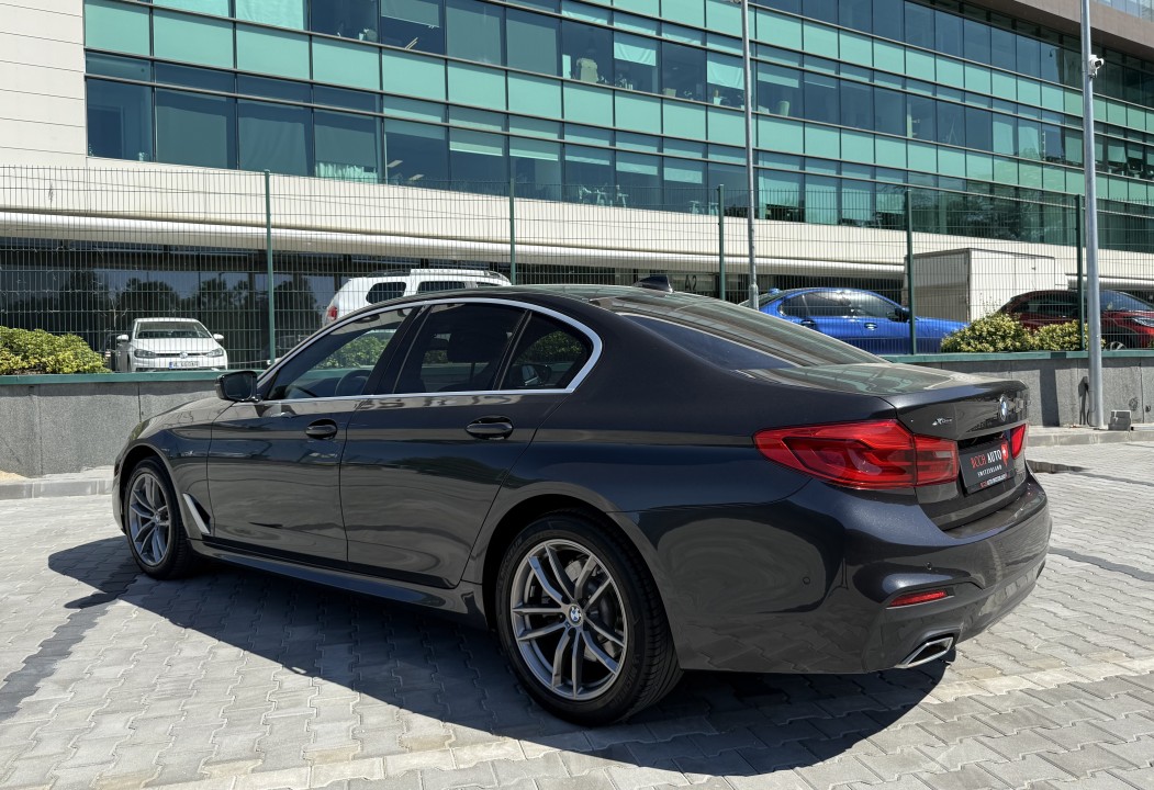 BMW Seria 5 520d xDrive M-Sport (5)