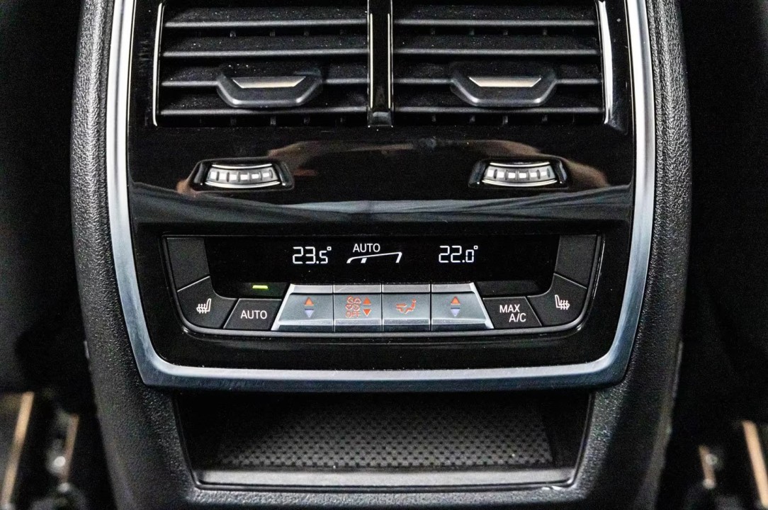 BMW XM 50e - foto 19