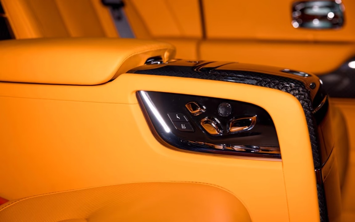 Rolls-Royce Cullinan Black Badge - foto 18