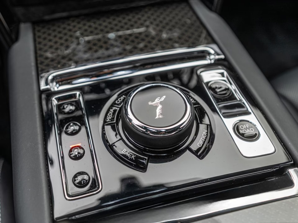 Rolls-Royce Cullinan Black Badge - foto 32