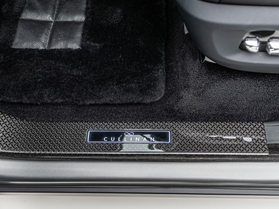 Rolls-Royce Cullinan Black Badge - foto 29