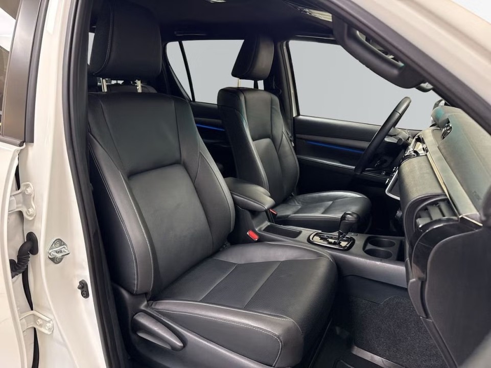 Toyota Hilux Invincible - foto 6