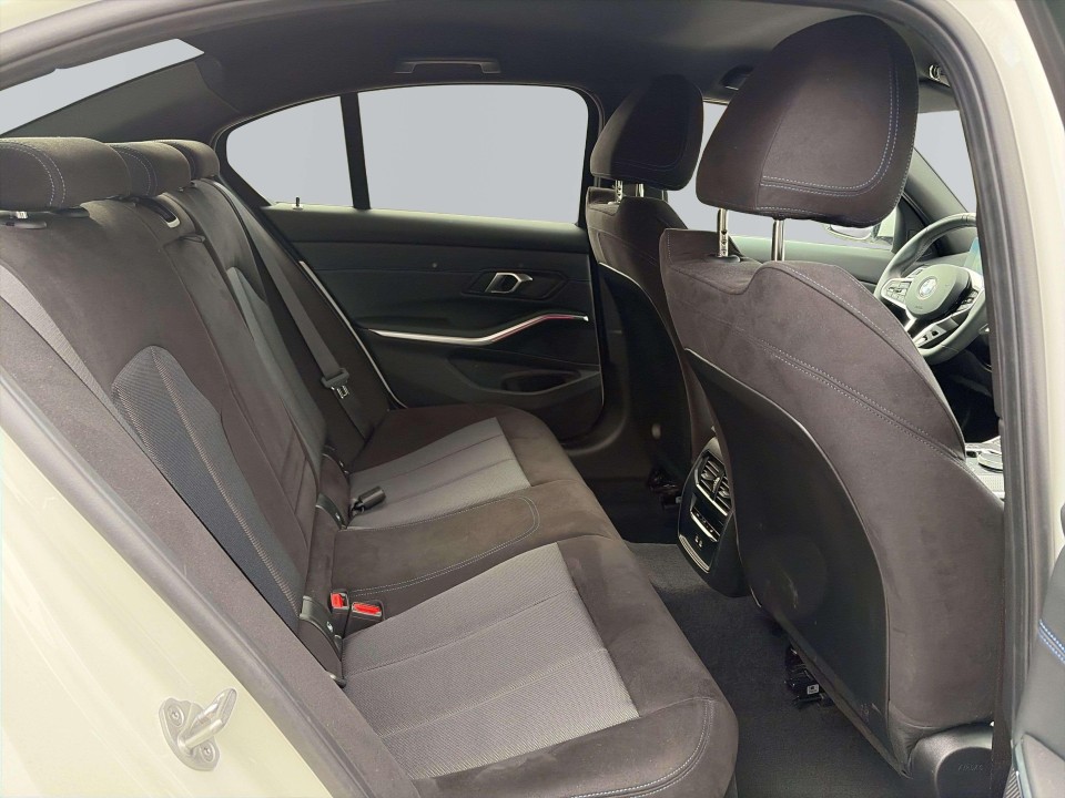 BMW Seria 3 320i xDrive M-Sport - foto 13