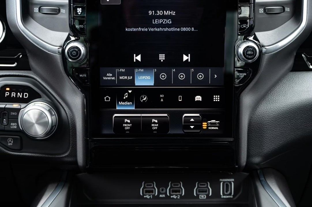 Dodge RAM 1500 Laramie - foto 12