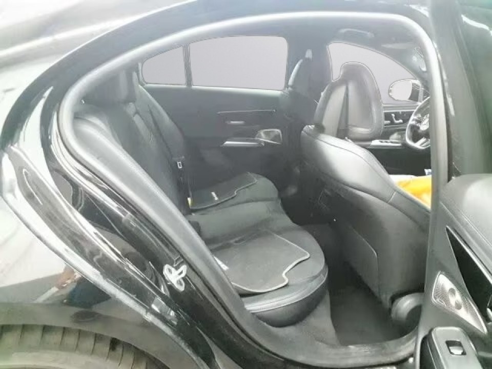 Mercedes-Benz E 300e 4MATIC AMG - foto 16