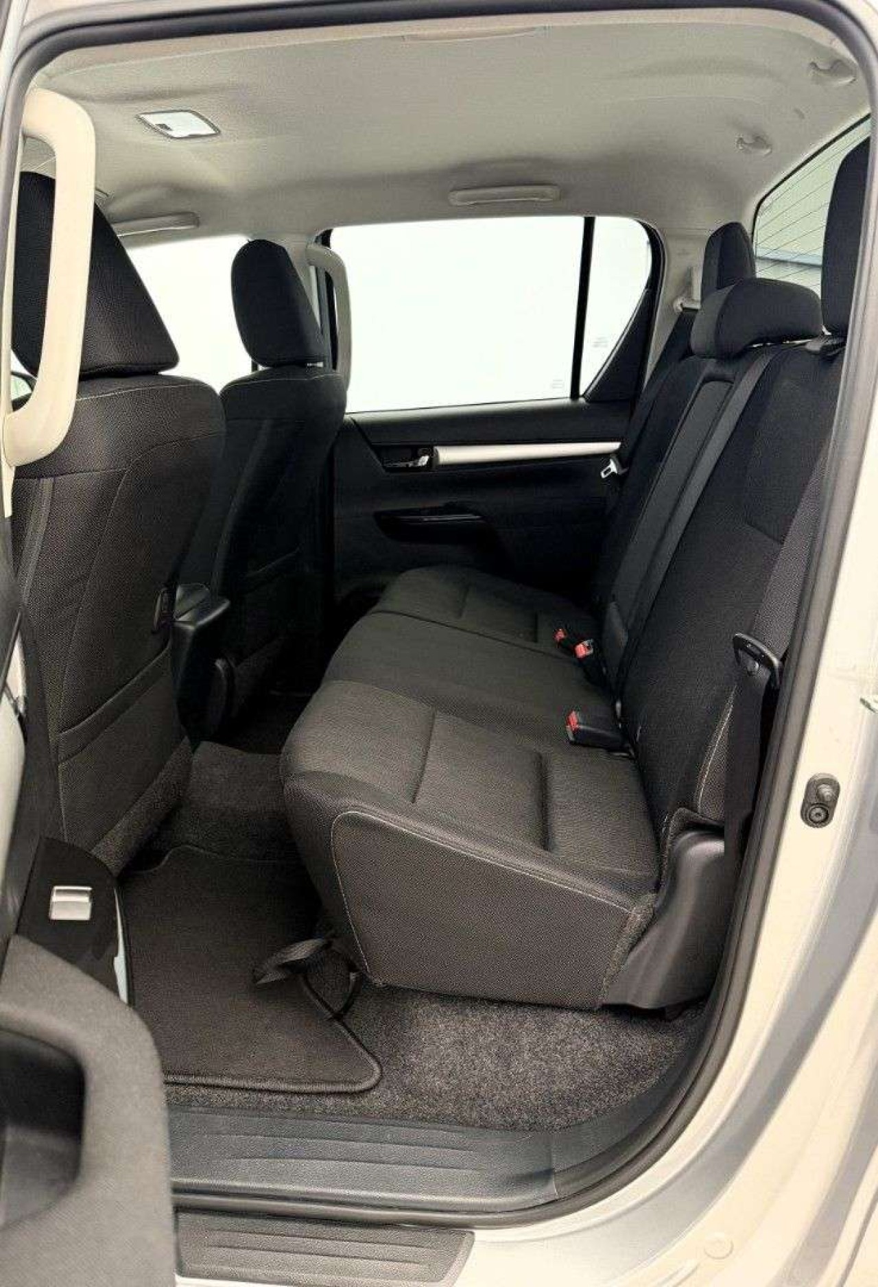 Toyota Hilux 2.8D - foto 11
