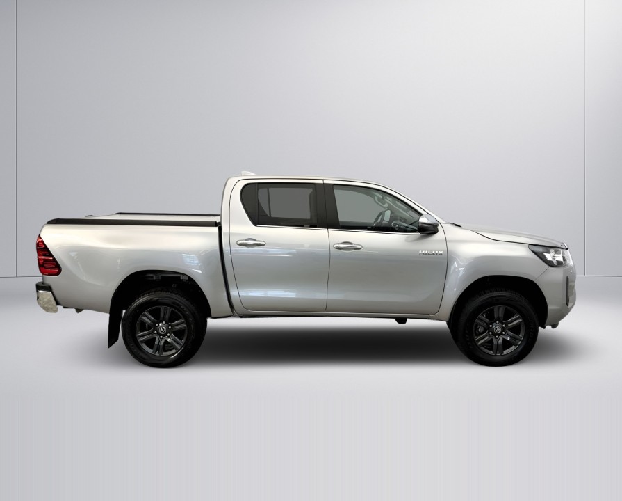 Toyota Hilux 2.8D (2)