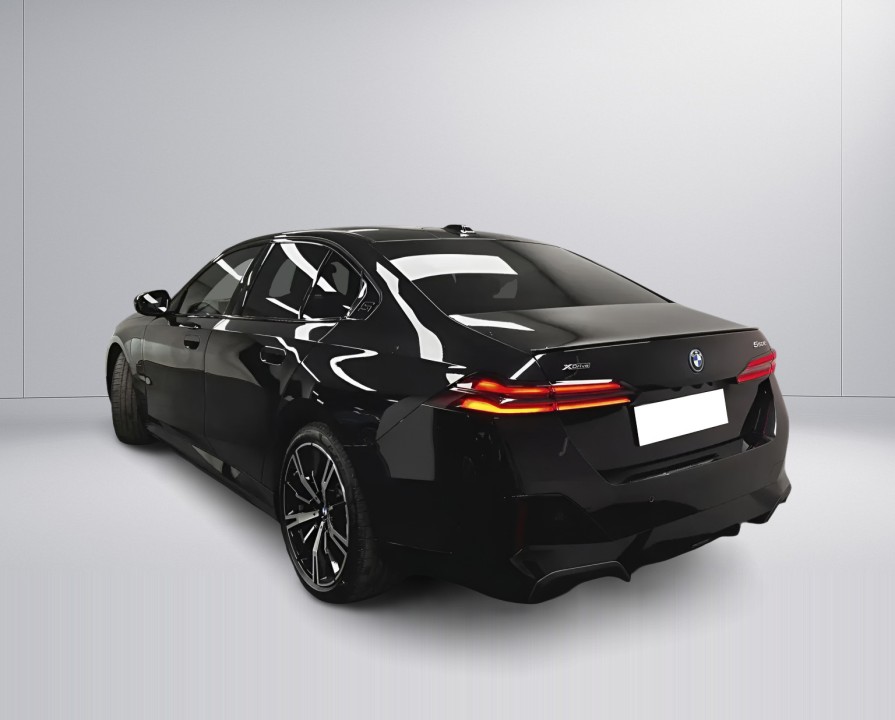 BMW Seria 5 550e xDrive M-Sport (5)