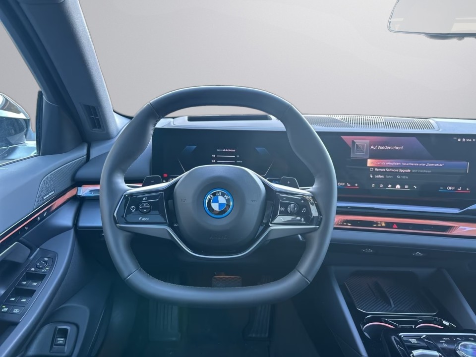 BMW Seria 5 550e xDrive - foto 9