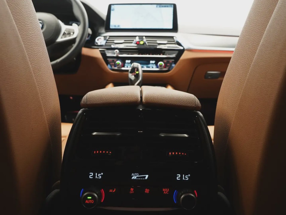 BMW Seria 5 540i M-Sport - foto 11
