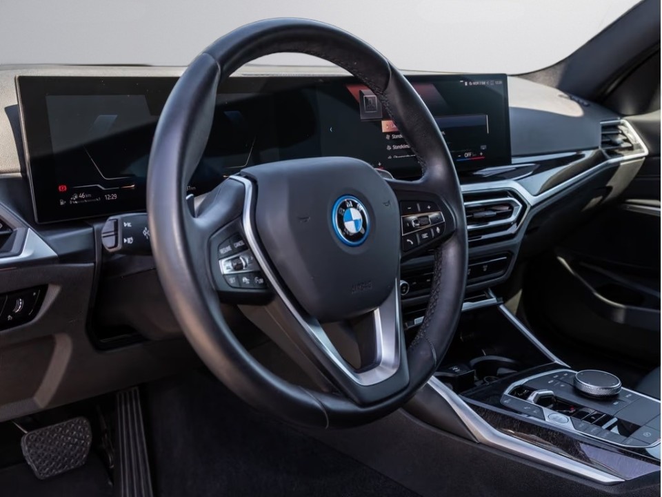 BMW Seria 3 330e xDrive - foto 8