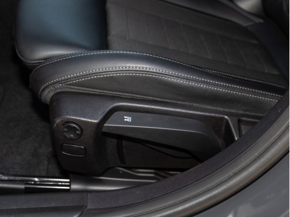 BMW Seria 3 330e xDrive - foto 24