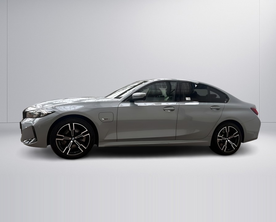 BMW Seria 3 330e xDrive M-Sport (5)
