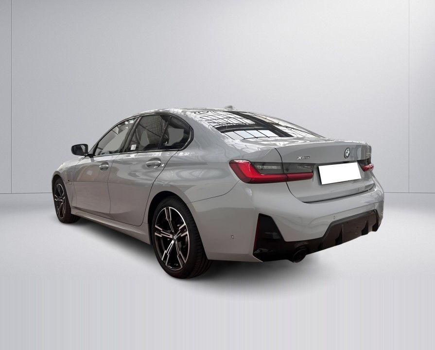 BMW Seria 3 330e xDrive M-Sport (4)