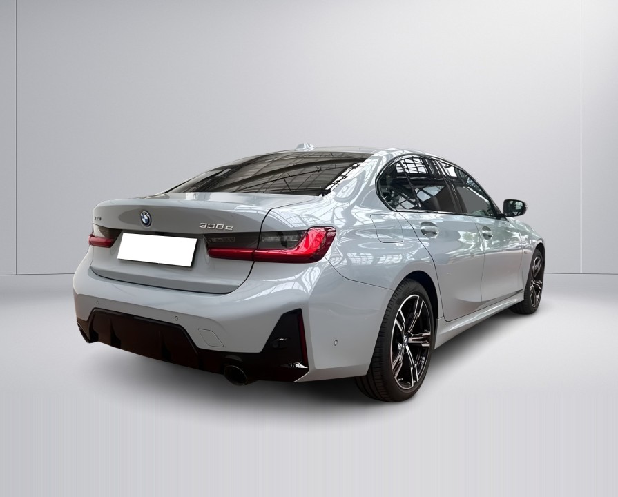 BMW Seria 3 330e xDrive M-Sport (3)