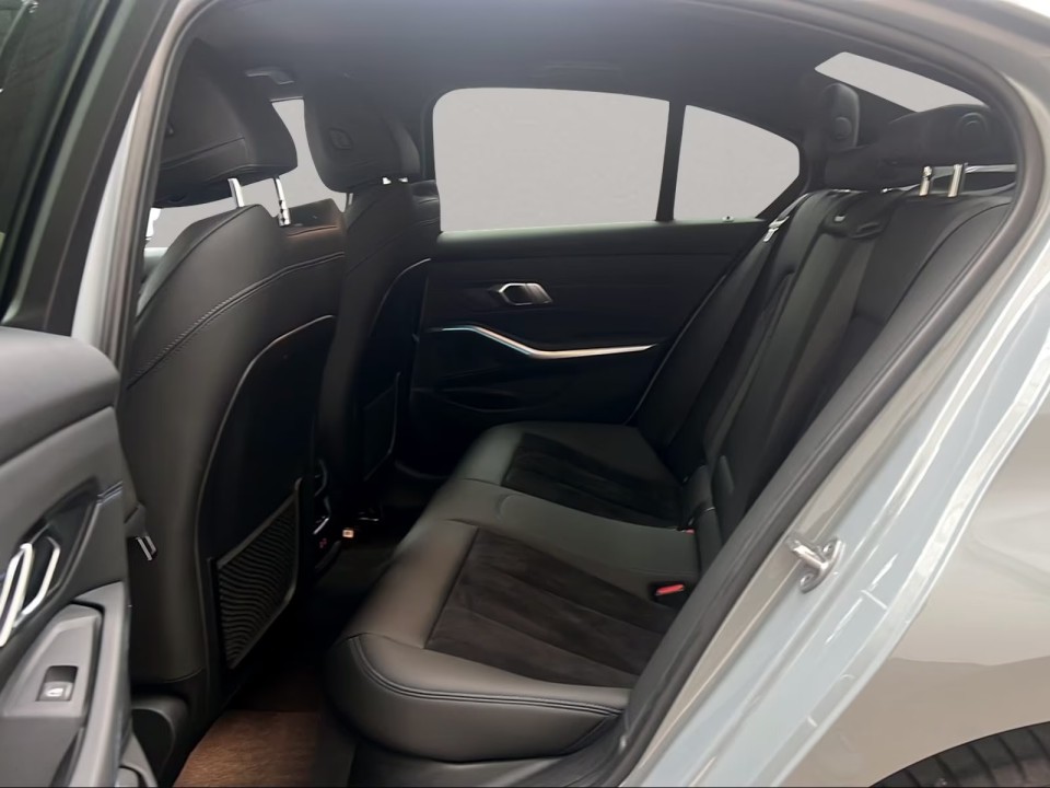BMW Seria 3 330e xDrive M-Sport - foto 9
