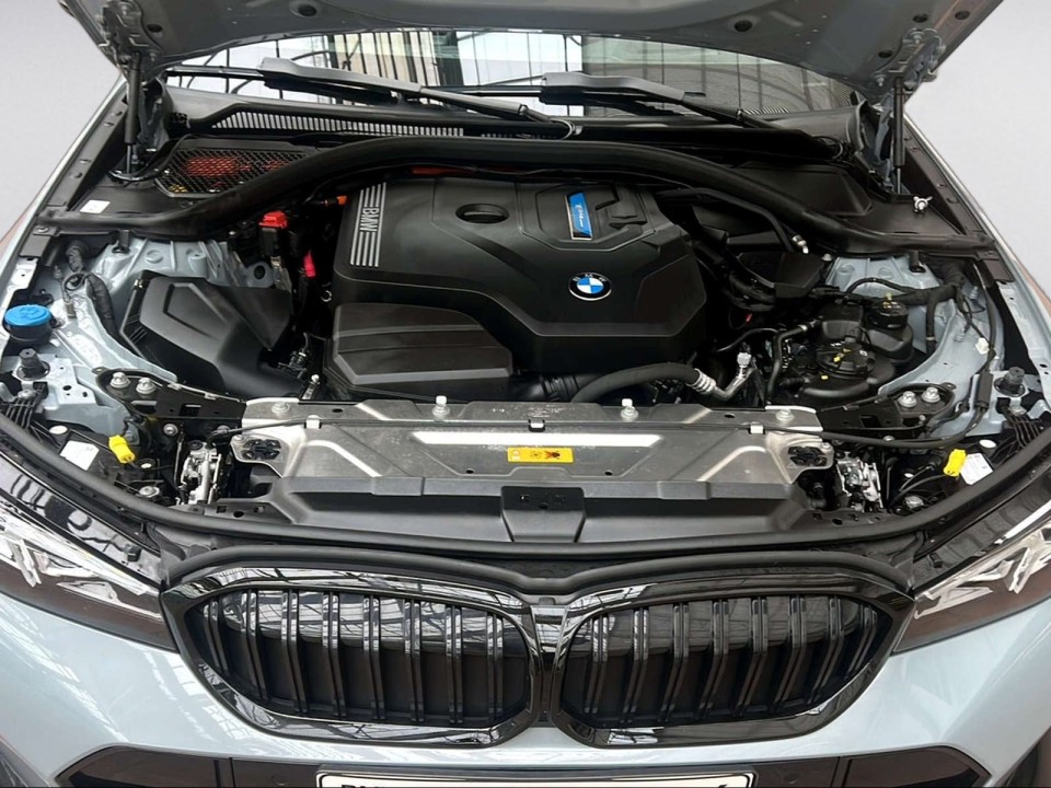 BMW Seria 3 330e xDrive M-Sport - foto 14
