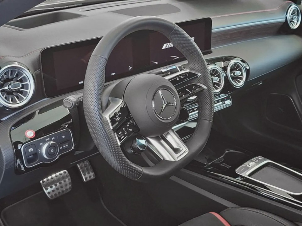Mercedes-Benz CLA 35 AMG 4MATIC - foto 6