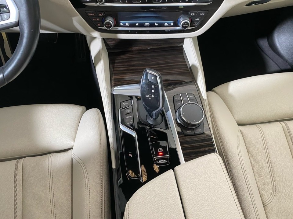 BMW Seria 5 530d xDrive M-Sport - foto 10