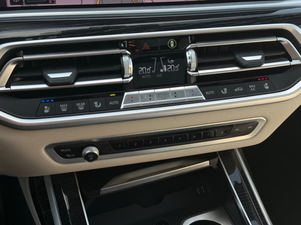 BMW X7 M50i xDrive - foto 26