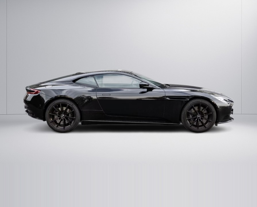 Aston Martin DB11 (2)
