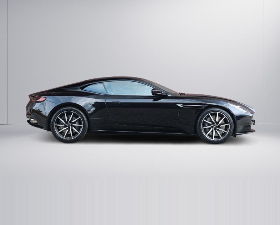 Aston Martin DB11 (2)