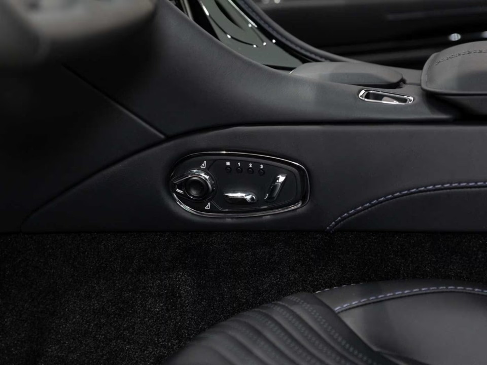 Aston Martin DB11 Volante - foto 11