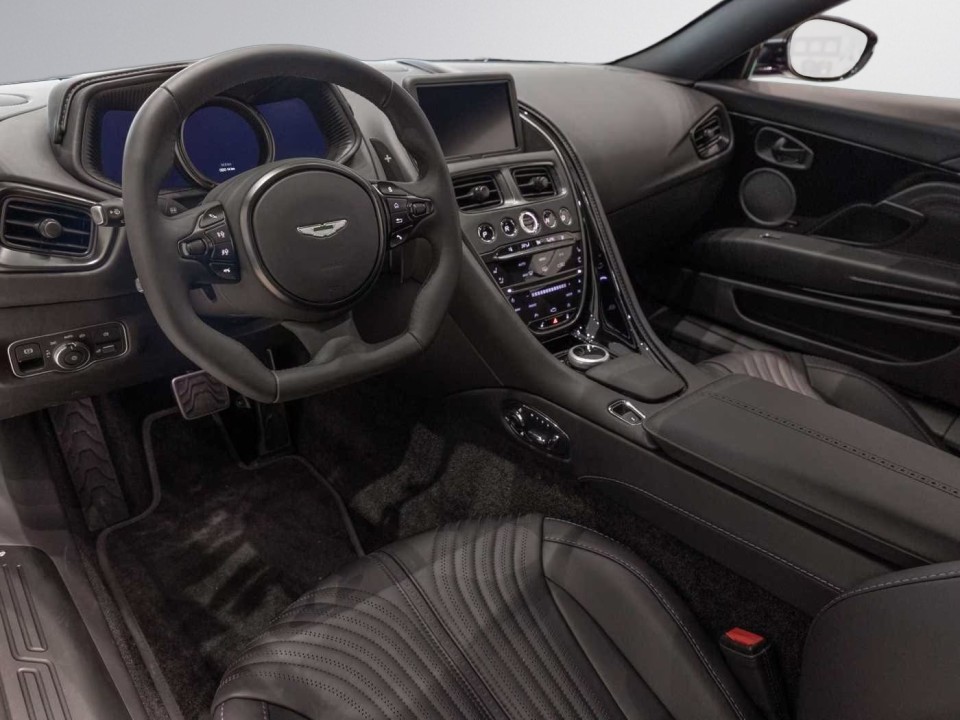Aston Martin DB11 Volante (5)