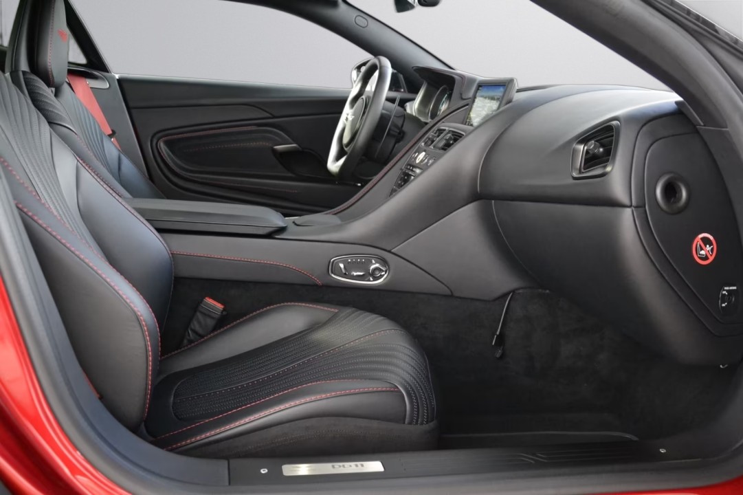 Aston Martin DB11 V12 - foto 17