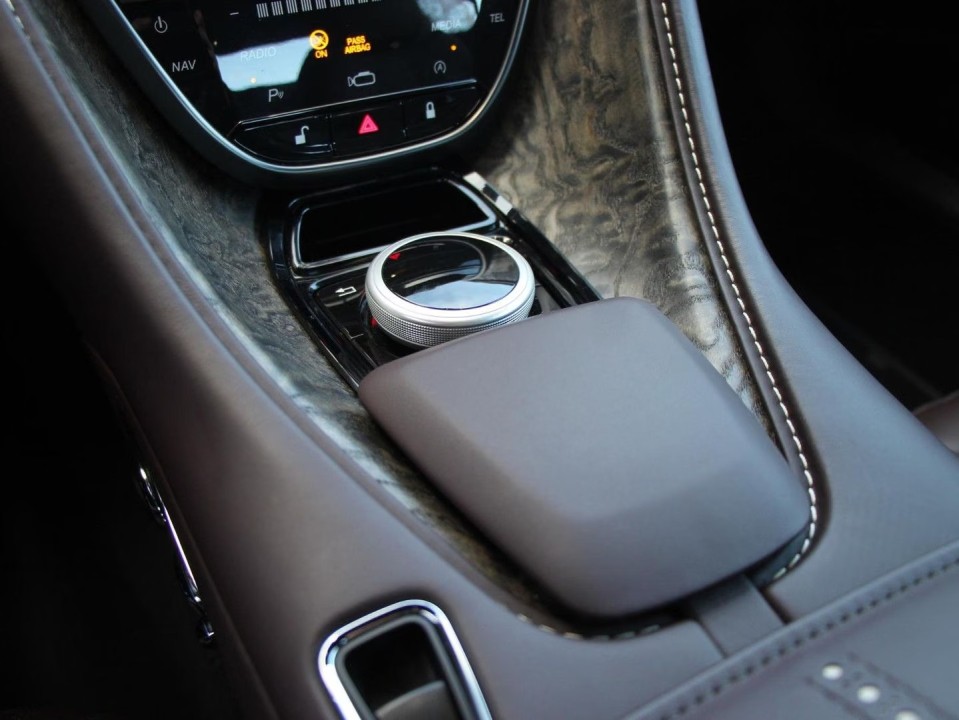 Aston Martin DB11 - foto 11