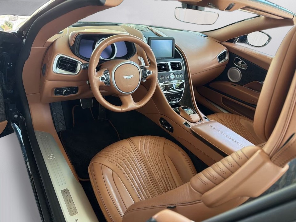 Aston Martin DB11 Volante (5)