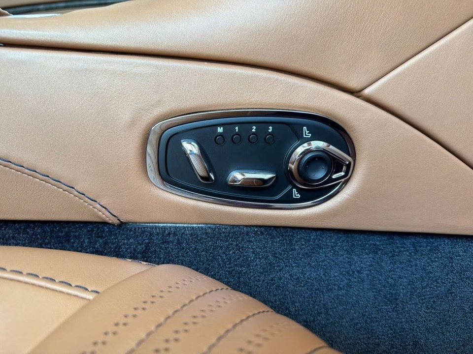 Aston Martin DB11 Volante - foto 18