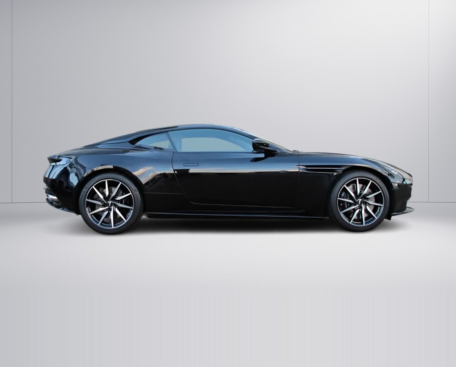 Aston Martin DB11 (2)
