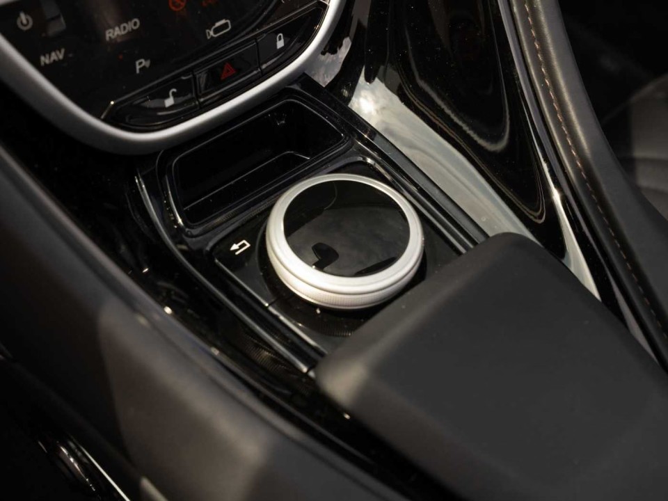 Aston Martin DB11 Volante - foto 16
