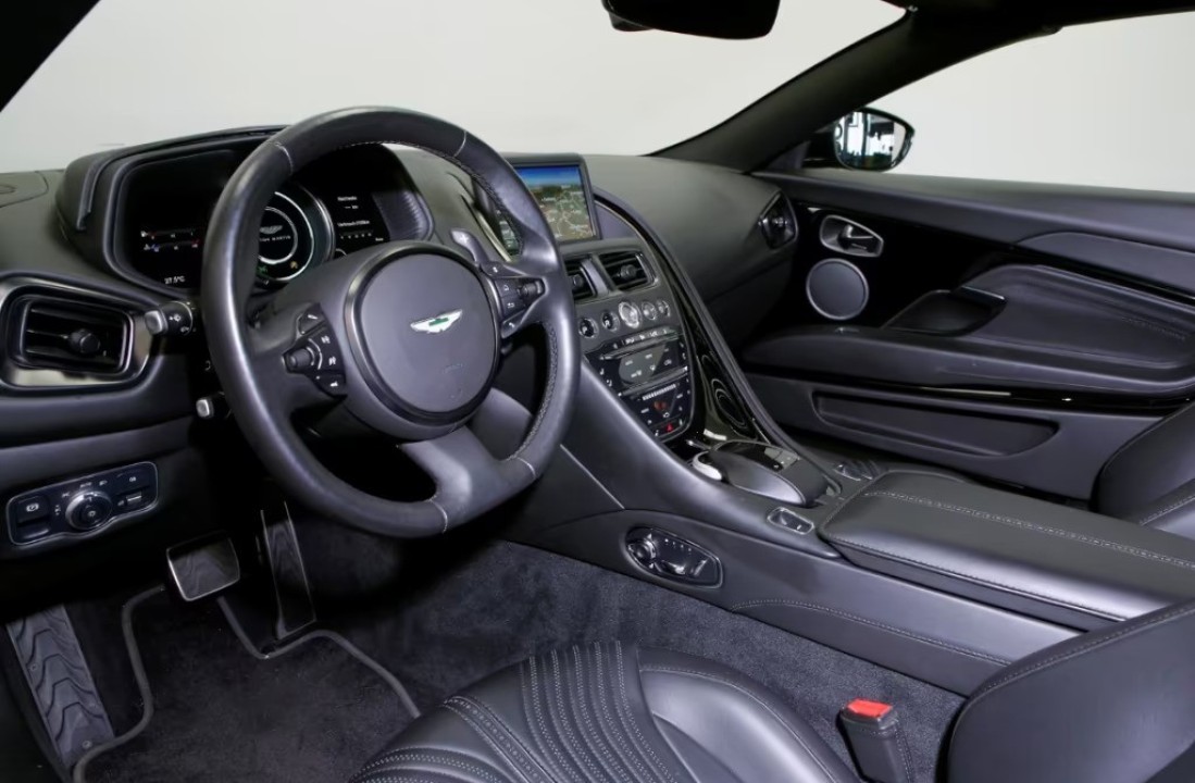 Aston Martin DB11 Volante (5)