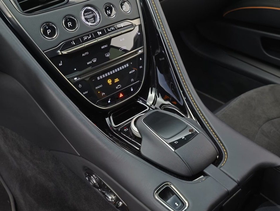 Aston Martin DBS - foto 16