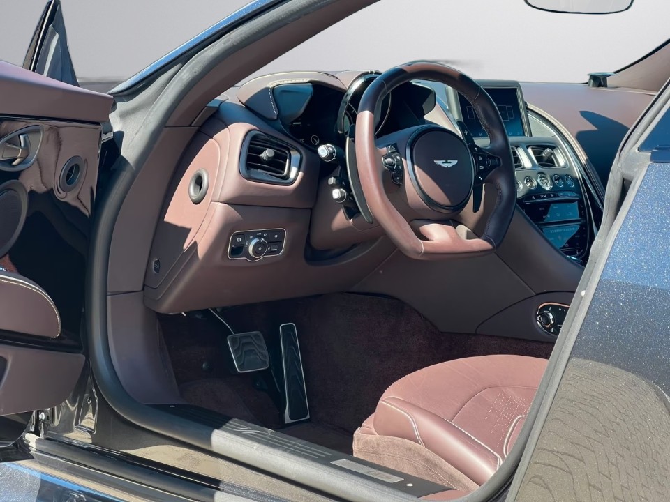 Aston Martin DBS - foto 9